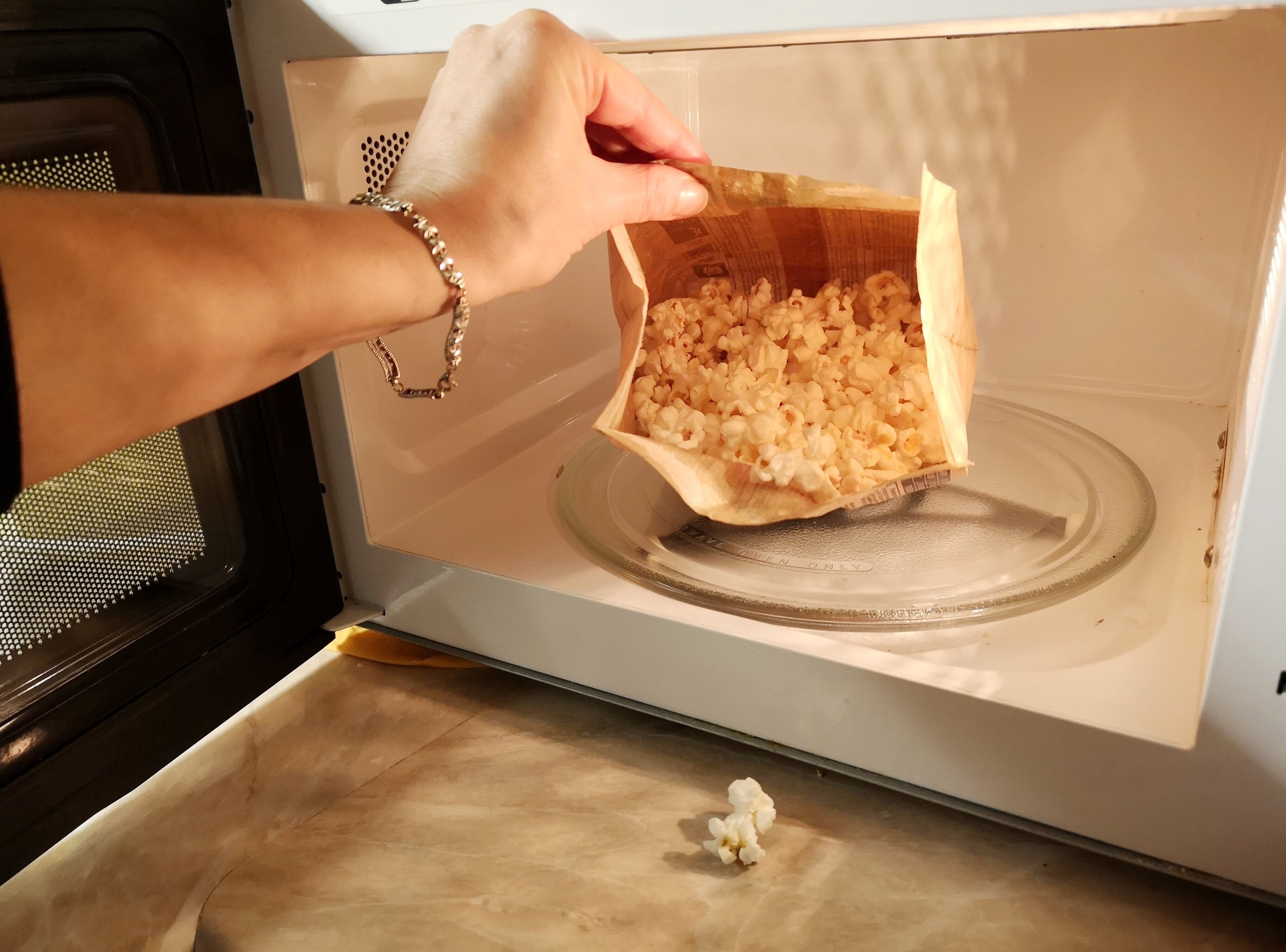 Cooking popcorn in the microwave