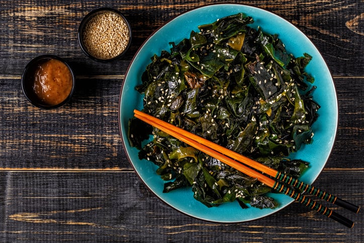 wakame-salad.-seaweed-algae-tbralnina.jpg
