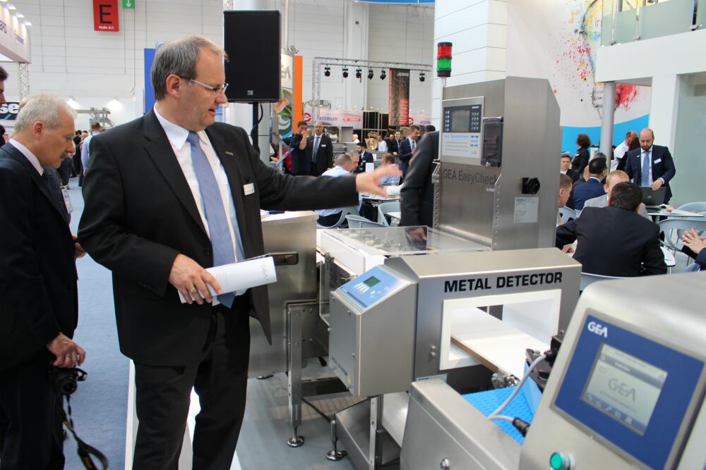 GEA-talks-through-their-metal-detector.jpg