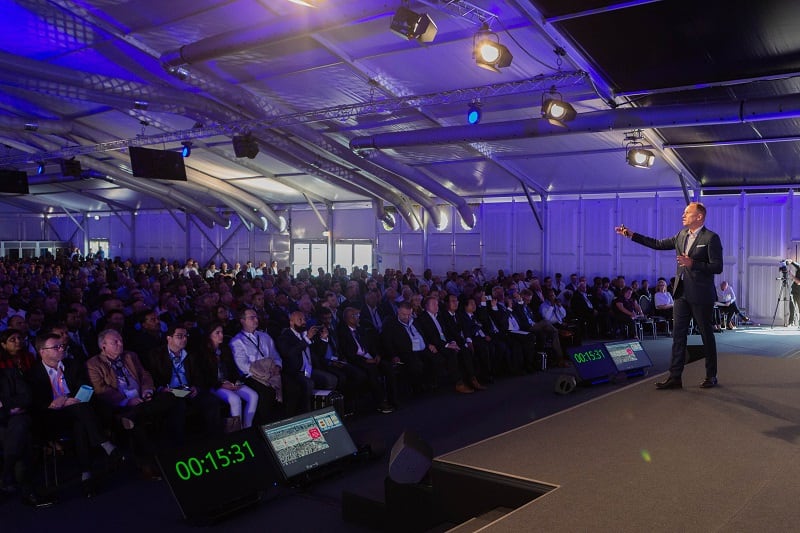 02_CEO-Stefan-Scheiber-addressing-800-customers-and-partners.jpg