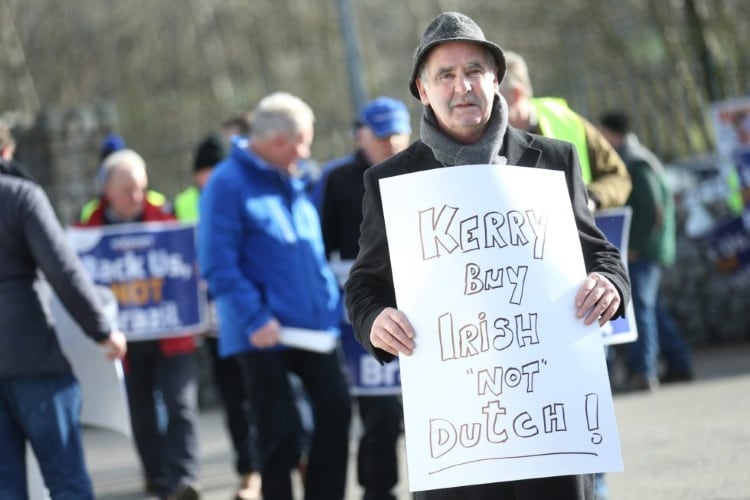 Irish farmers protest over chicken sourcing