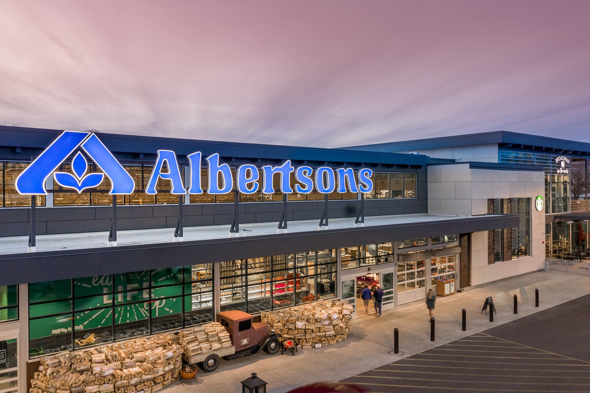 Albertsons’ digital strategy helps hold sales steady even as shoppers pull back