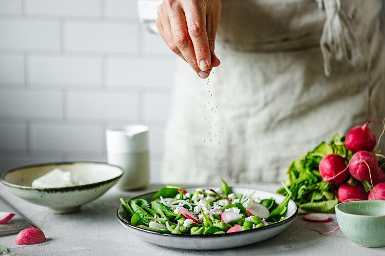 Adding-salt-to-food-GettyImages-alvarez.jpg