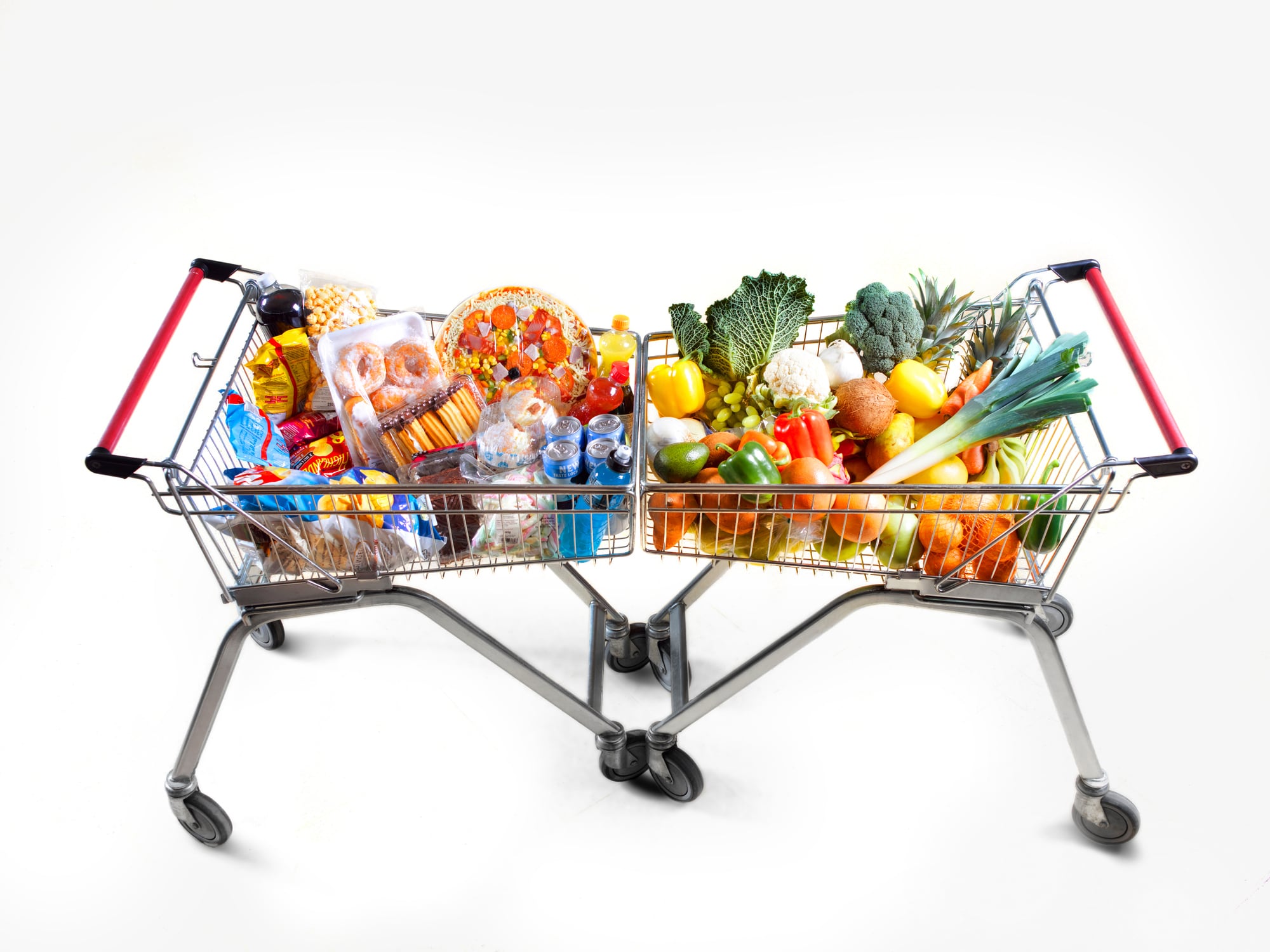 Shoppers examining packaged food in a supermarket aisle, reflecting global consumer confusion around ultra-processed foods.