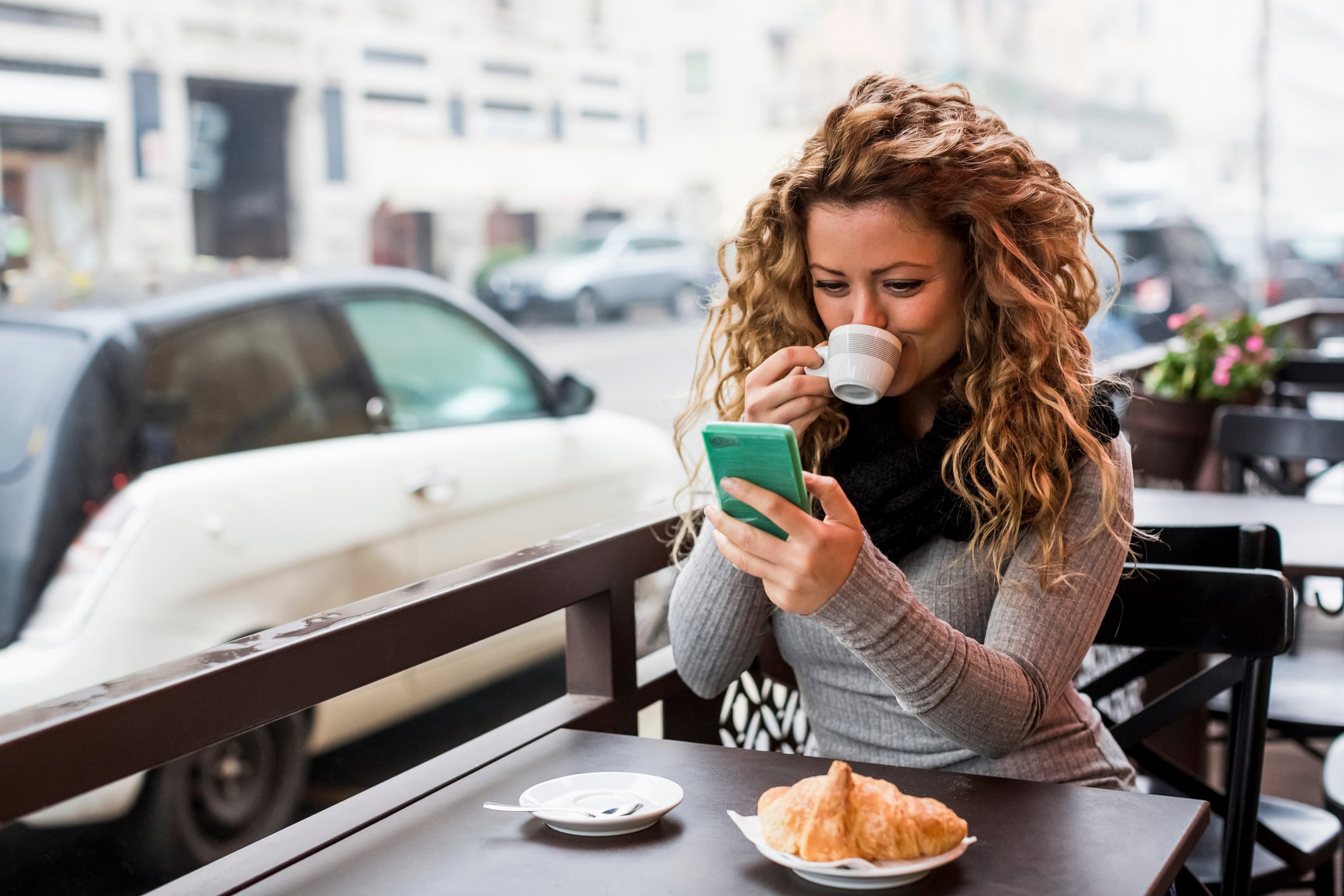 Lifestyle images of a woman in Milan during a cold day