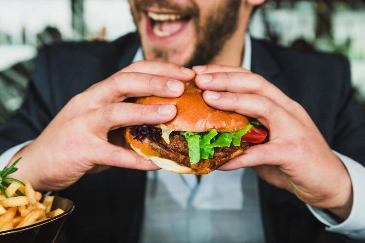 Burger_Cooking_in_Grill_with_Fire_1080x.jpg