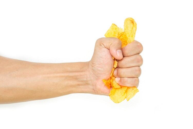 Hand-holding-potato-chips-angintaravichian.jpg