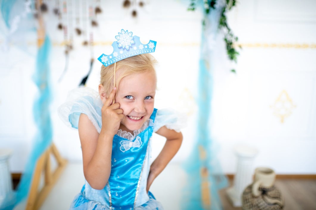 GettyImages-Ganna-Gavenko-girl-party-dress-frozen-CAN-USE.jpg