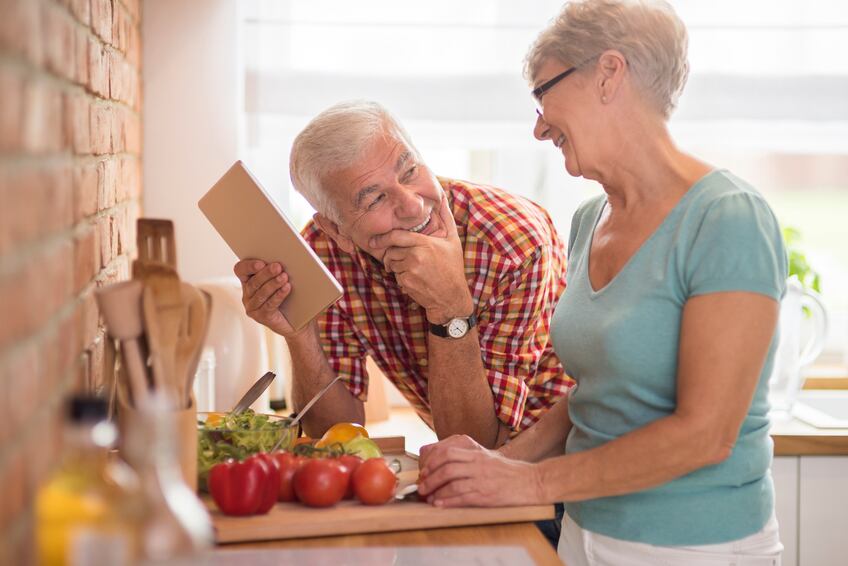 senior-elderly-cooking-food-Droits-d-auteur-gpointstudio.jpg