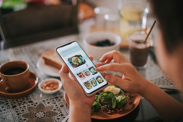 Do eco-labels on menus influence sustainable food choices? 