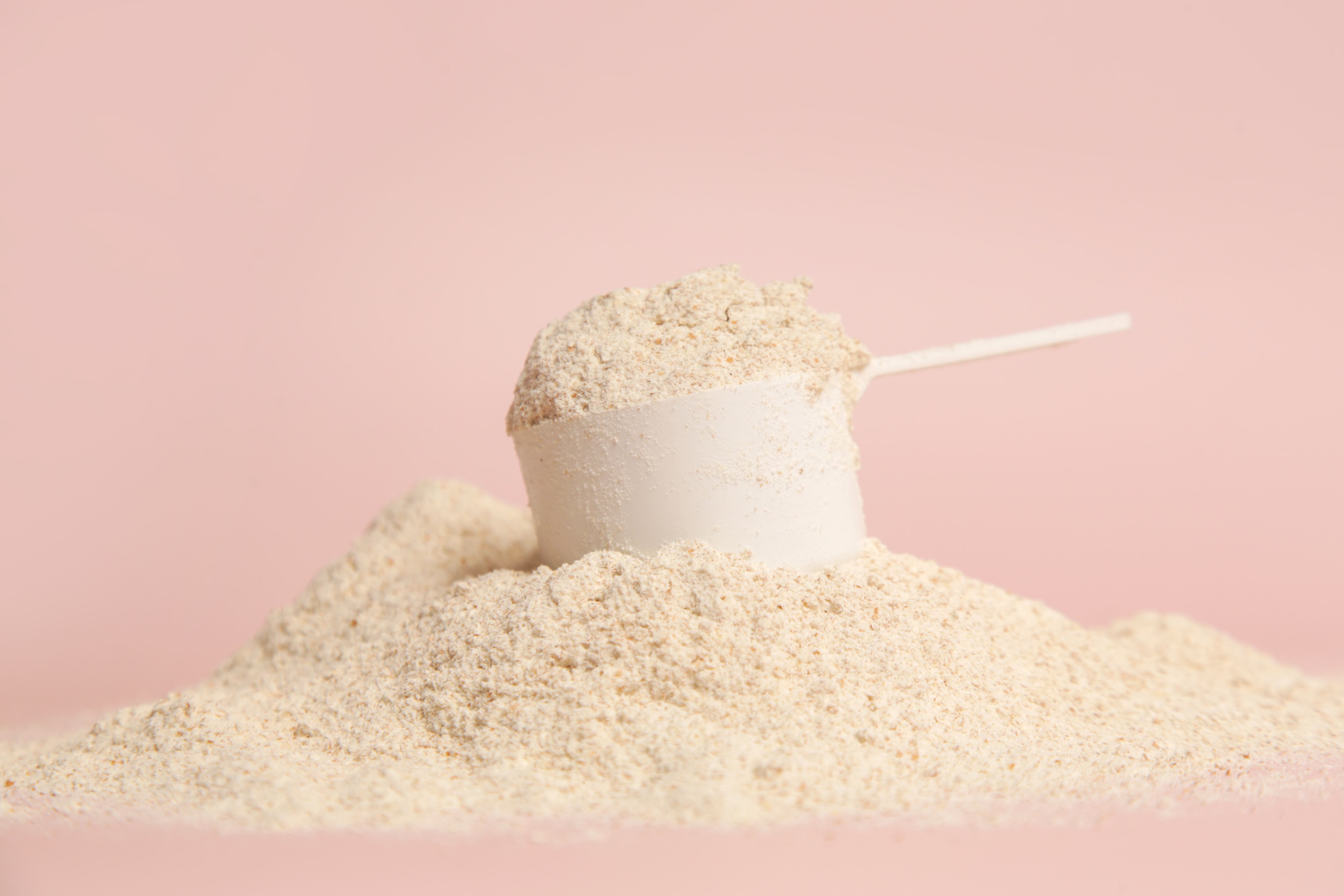 Plastic measuring scoop with protein powder
