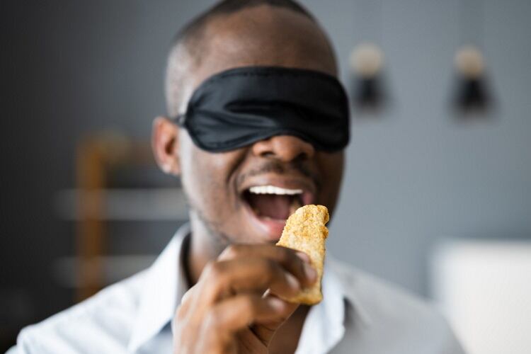 Eating-blindfolded-AndreyPopov.jpg
