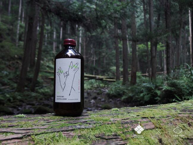 茶の酒：スタートアップと蒸留所が、新鮮な茶葉から初めてのクラフトジンを創りだす