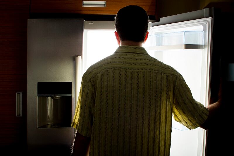 ‘When we eat is just as important as how much we eat’: Junk food fuels obesity by disturbing sleep patterns, says study