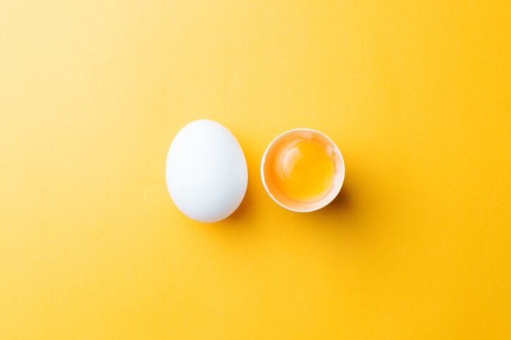 egg-and-yolk-yellow-background-Masanyanka.jpg