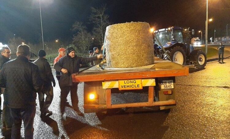 Irish-beef-farmers-blockade-Aldi-distribution-centre.jpg
