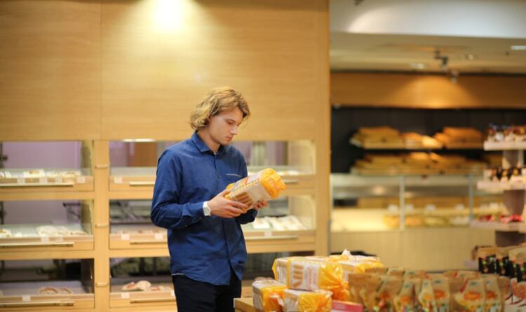 Reading-label-bread-Getty-VLG.jpg