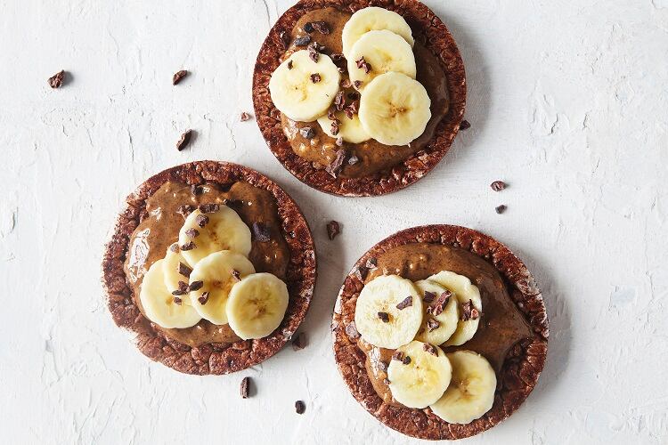 Cocoa, date & vanilla rice cakes