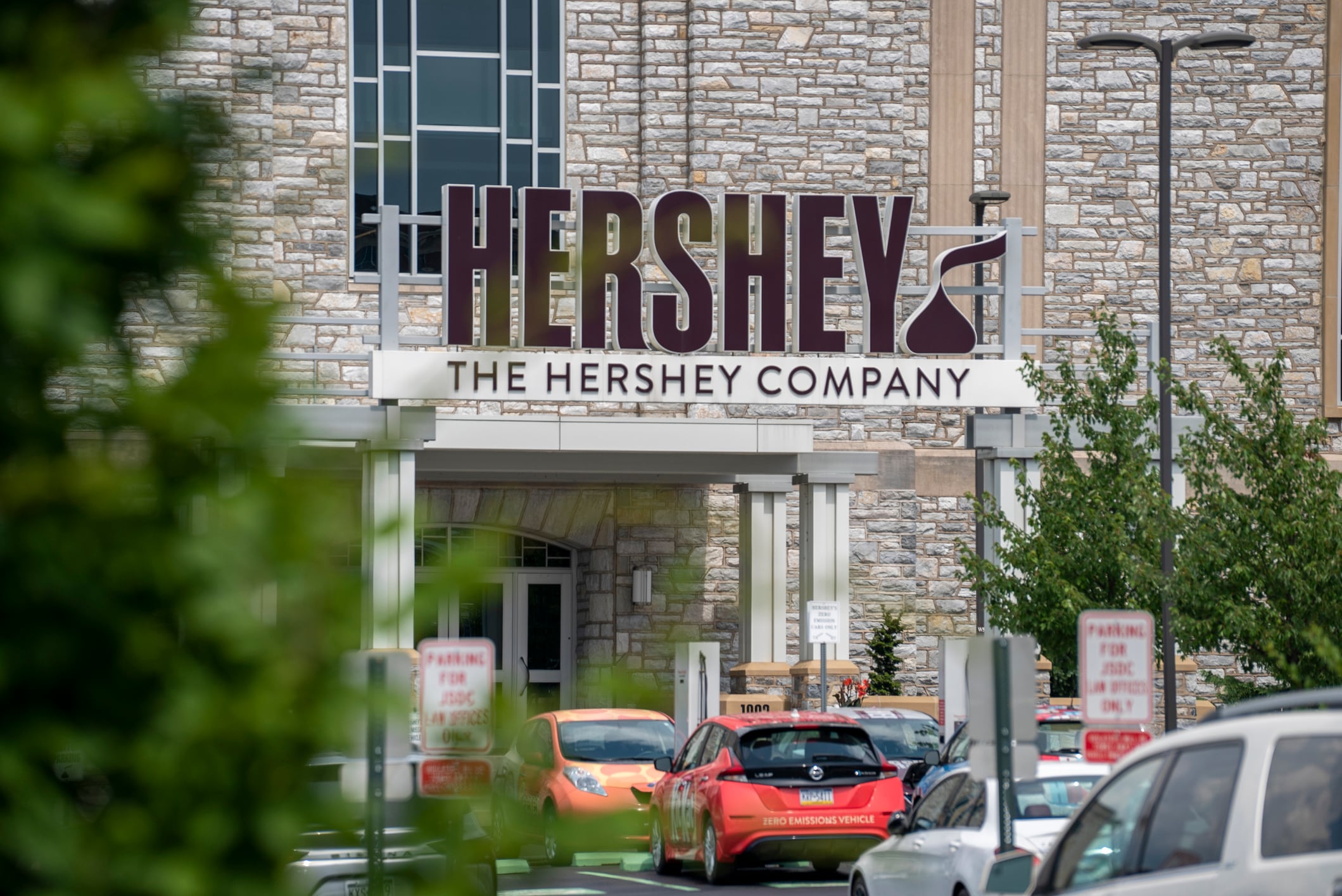 Hershey is embracing AI decision-making technology and increasingly relying on Aera Technology to help guide it through a chaotic confectionery industry.