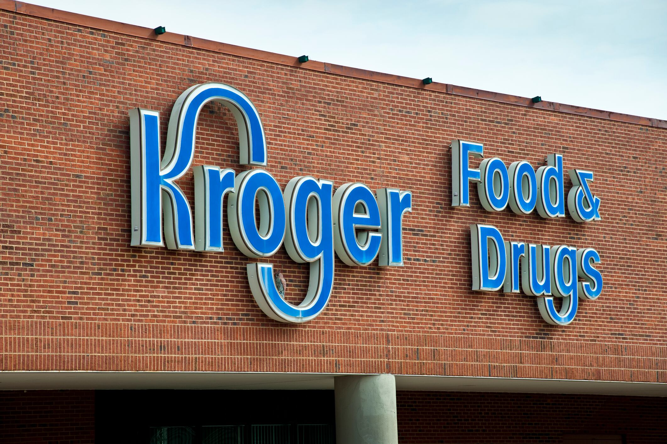 Tăng trưởng doanh thu của Kroger chậm lại khi Cyclospora, thay đổi giá thuốc nặng trong quý 2