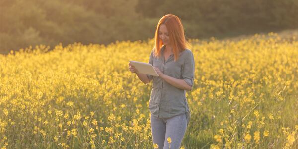 Vrouw-600x300-woman-in-field.jpg