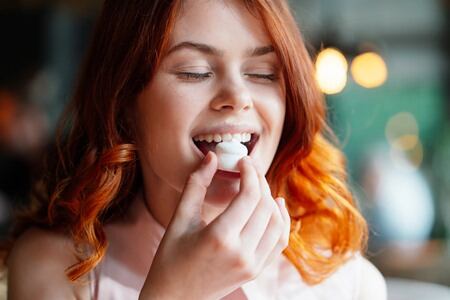 Shutterstock-redhaired-girl-cafe-restaurant-449881924l-_beneo_resized.jpg