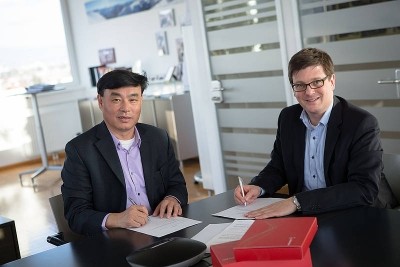 Picture: Anton Paar. The contract signing in Graz: CEO of BaySpec William Yang (left) and Nils Bertram of Anton Paar OptoTec. 