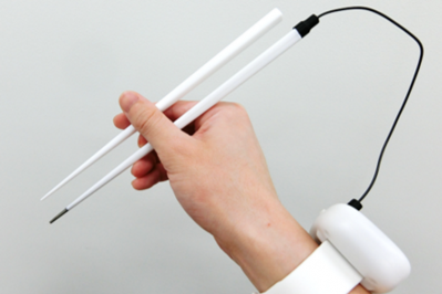Japanese scientists want to develop a commercially available chopstick-shaped device for daily use by those following a low-sodium diet or trying to reduce their salt intake. It can be adapted for Western cutlery, they told FoodNavigator. Image: Yoshinobu Kaji/Meiji University
