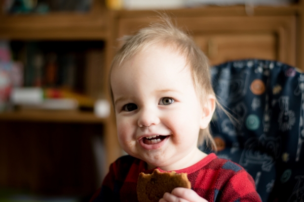 baby eating biscuit Crédits AHPhotoswpg
