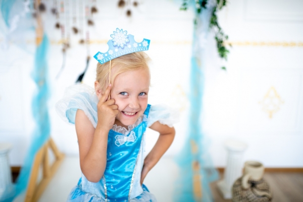 GettyImages-Ganna Gavenko - girl party dress frozen CAN USE