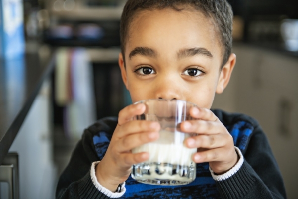 GettyImages-LSOphoto child drinking milk