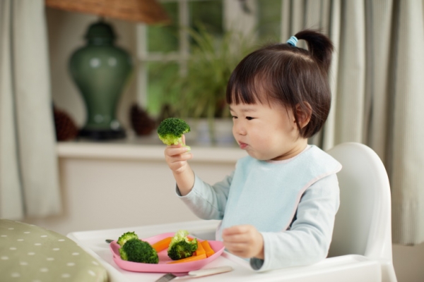 GettyImages-M-image toddler eating weaning