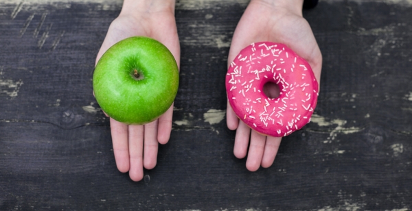 healthy unhealthy, fruit, junk food, choice Droits d'auteur  Duka82