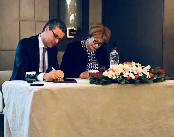 Johan Sanders and Tatiana Savenkova signing cooperative agreement