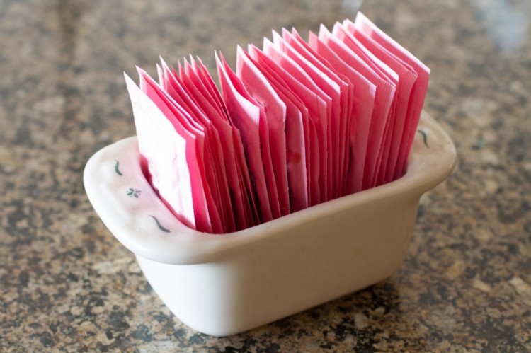 There are benefits, as well as limitations, that artificial sugar substitutes offer to the consumer.(© iStock.com/bigredcurlyguy) 