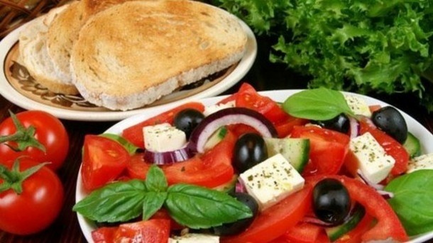 Following a simple Mediterranean-style diet is more effective than counting calories, say leading UK doctors.