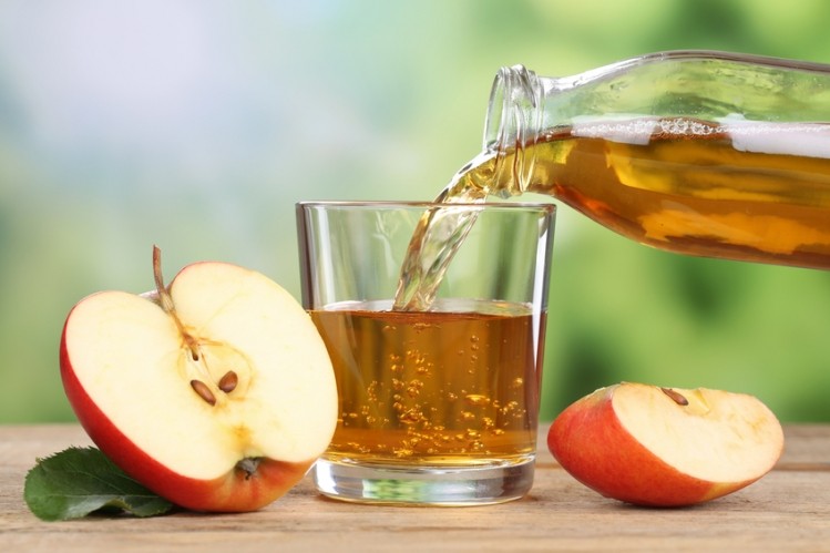 Gelatine is used to make apple juice clear and is then filtered out. But are consumers aware of this? © iStock/Boarding1Now