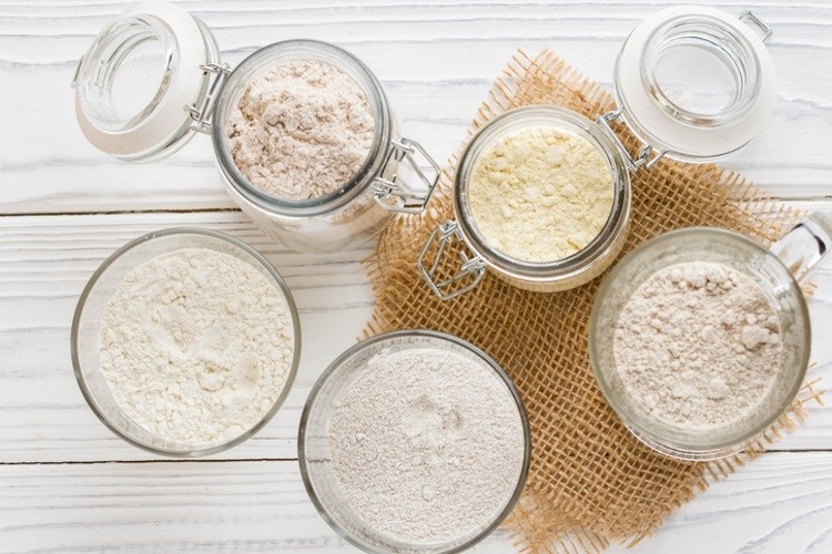 Using agglomerated ingredients can help producers develop products that have improved flowability and dispersion, along with reduced dust during processing. Pic: GettyImages/Maria_Lapina