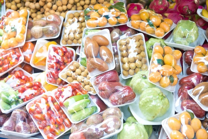 Consumers are "sick to death" of foods covered in plastic packaging, said Ekoplaza CEO.   © GettyImages/RusN