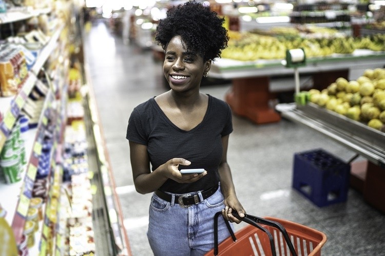 ‘For the first time ever’, consumers can scan the barcode of food products to know their climate impact, as well as the impact food and beverage products have on their health. GettyImages/FG Trade