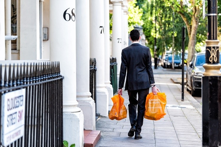 Shoppers in the UK face a challenge in doing good for their personal health while managing the rise in food and living expenses as a result of current inflation pressure, according to NielsenIQ. GettyImages/krblokhin