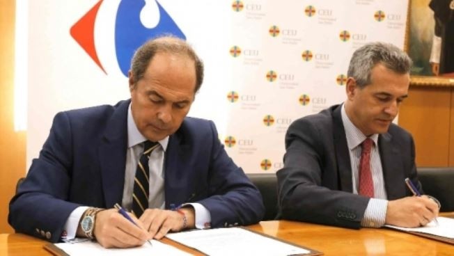 The Dean of the University, Antonio Calvo (right), and Carrefour Spain Food Sales Manager, Jorge Ybarra (left), signed the collaboration agreement. ©Carrefour
