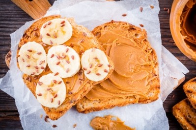 Peanut butter on toast with banana and linseed. Innovative brands are now adding the seeds themselves. © GettyImages/wmaster890