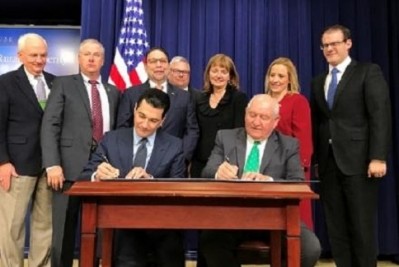 Scott Gottlieb (left) and Sonny Perdue (rght) sign agreement at the White House