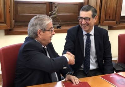 CEO of Cefusa José Fuertes, and rector of the University of Murcia, José Luján, sign the collaboration agreement