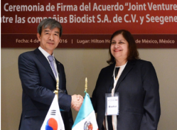 Picture: Seegene. (Left) Seegene CEO, Dr Jong-Yoon Chun and (right) Biodist Group CEO, Rebeca Miramontes Vidal 